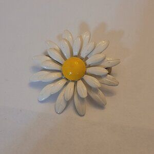 Vintage 1960s Daisy Enamel Brooch Pin